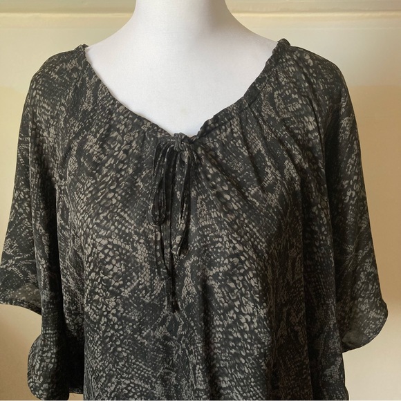 Parker Relaxed Fit Snake Print 100% Silk Blouse size Small - Picture 2 of 5